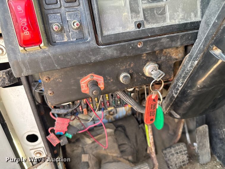 image for item DU3507 2001 International 4900 dump truck