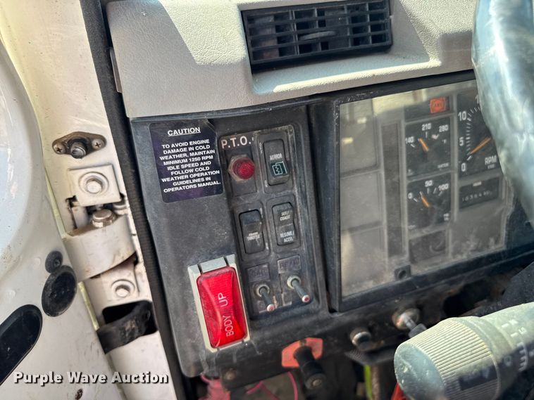 image for item DU3507 2001 International 4900 dump truck