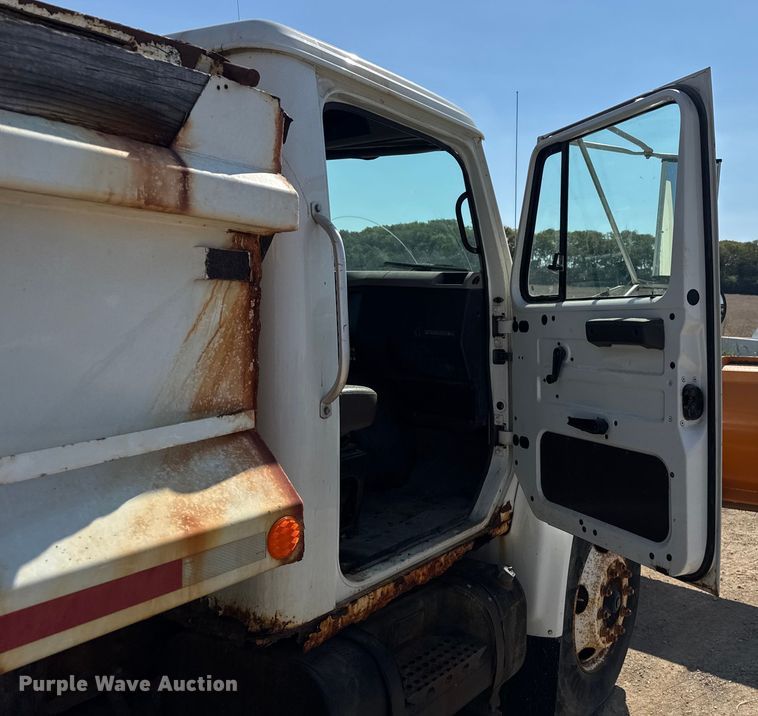 image for item DU3507 2001 International 4900 dump truck