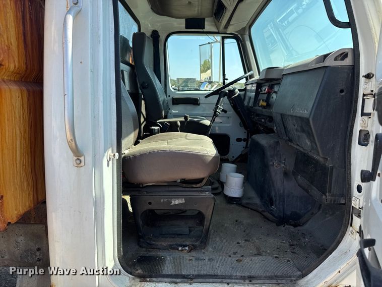 image for item DU3507 2001 International 4900 dump truck