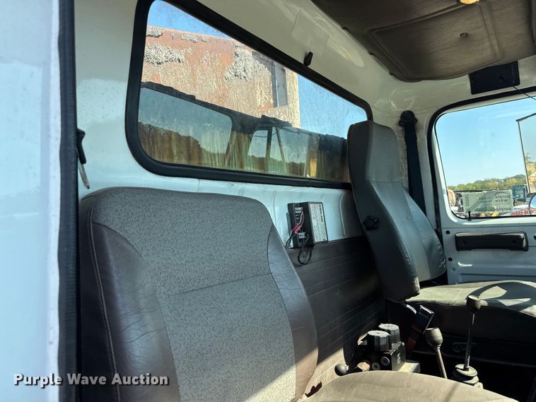 image for item DU3507 2001 International 4900 dump truck