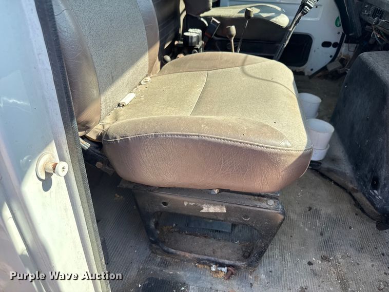 image for item DU3507 2001 International 4900 dump truck