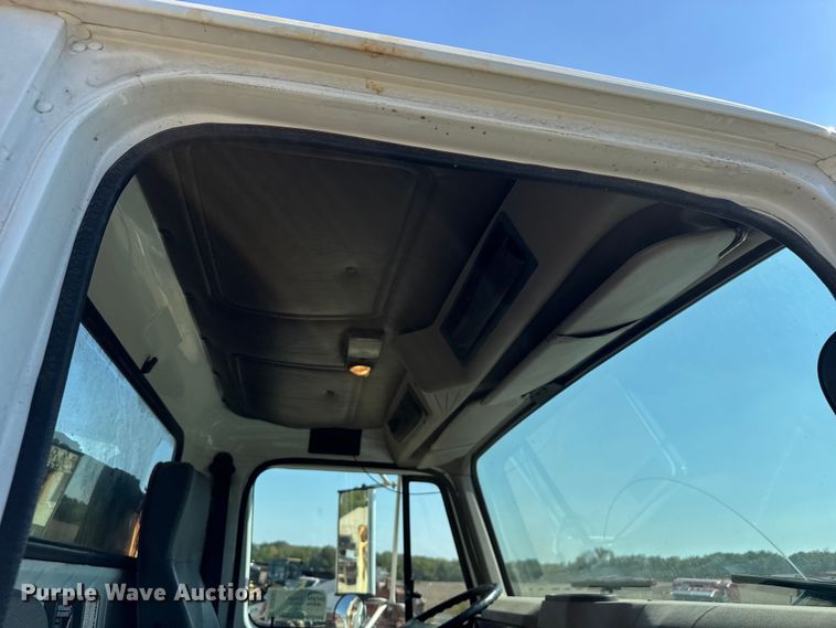 image for item DU3507 2001 International 4900 dump truck