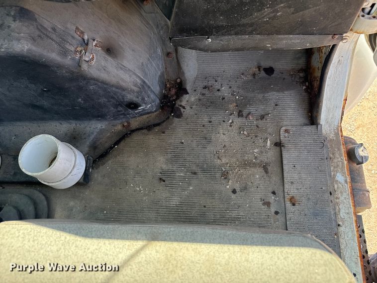 image for item DU3507 2001 International 4900 dump truck