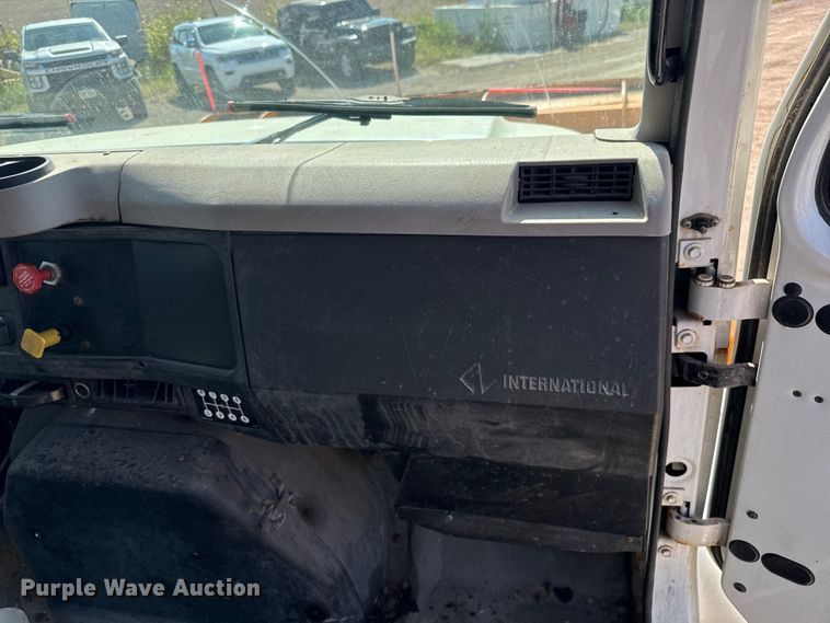 image for item DU3507 2001 International 4900 dump truck