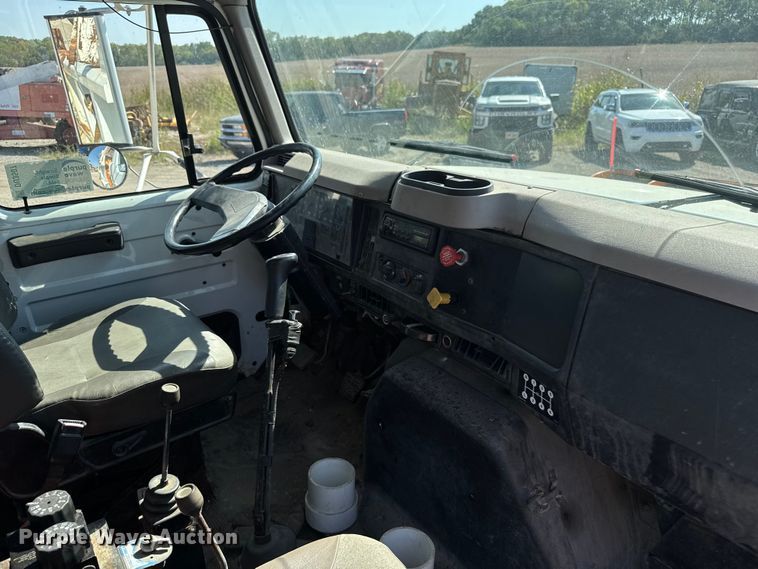 image for item DU3507 2001 International 4900 dump truck