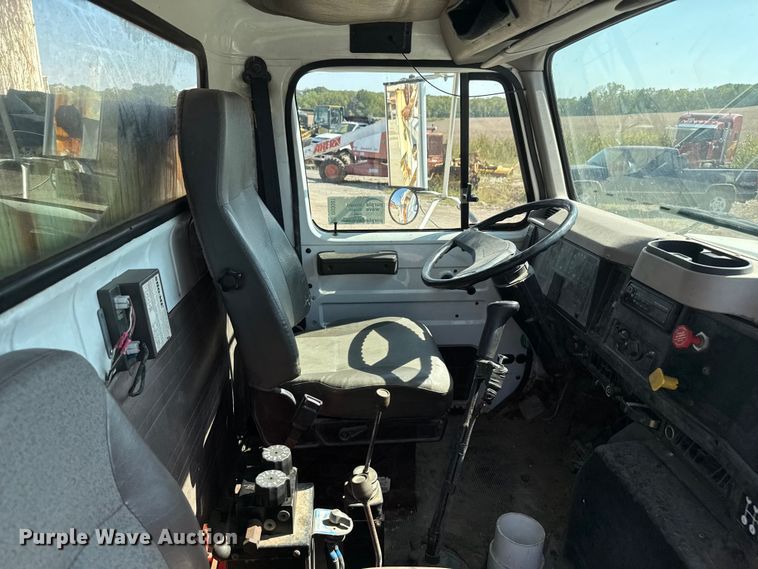 image for item DU3507 2001 International 4900 dump truck