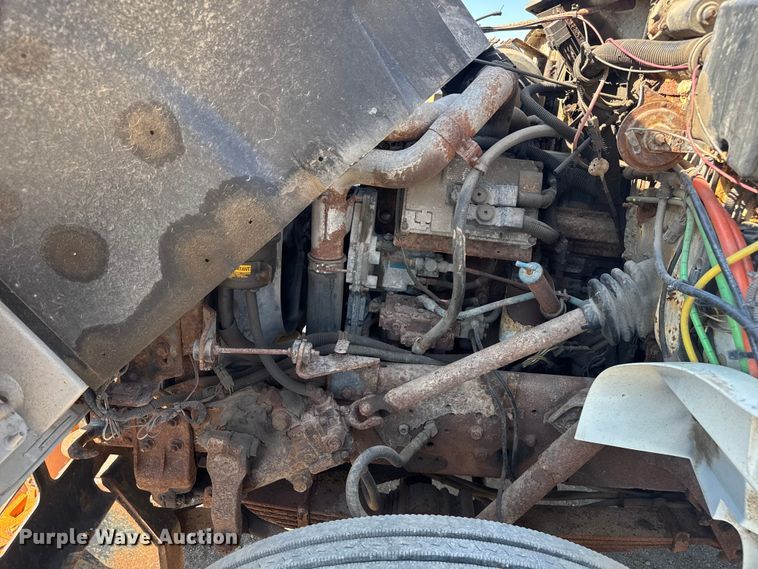 image for item DU3507 2001 International 4900 dump truck