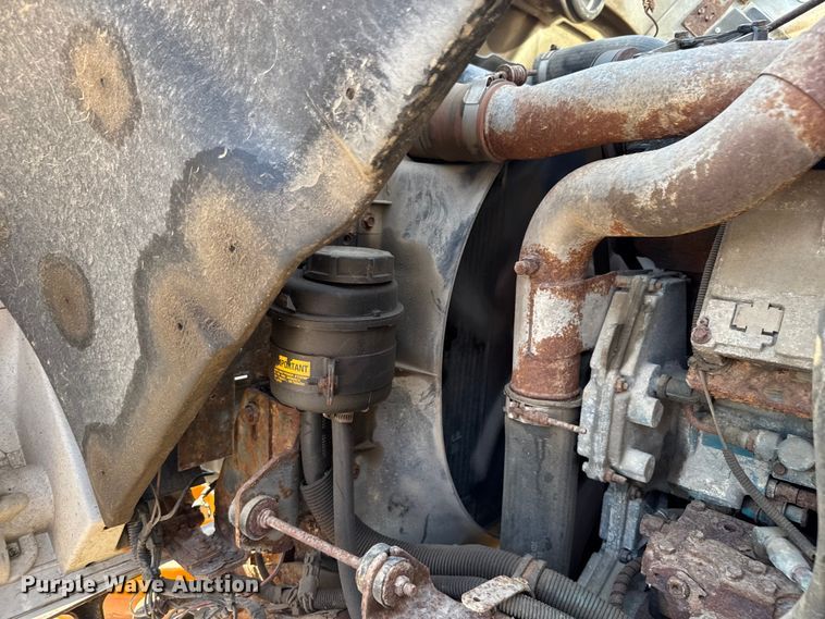 image for item DU3507 2001 International 4900 dump truck