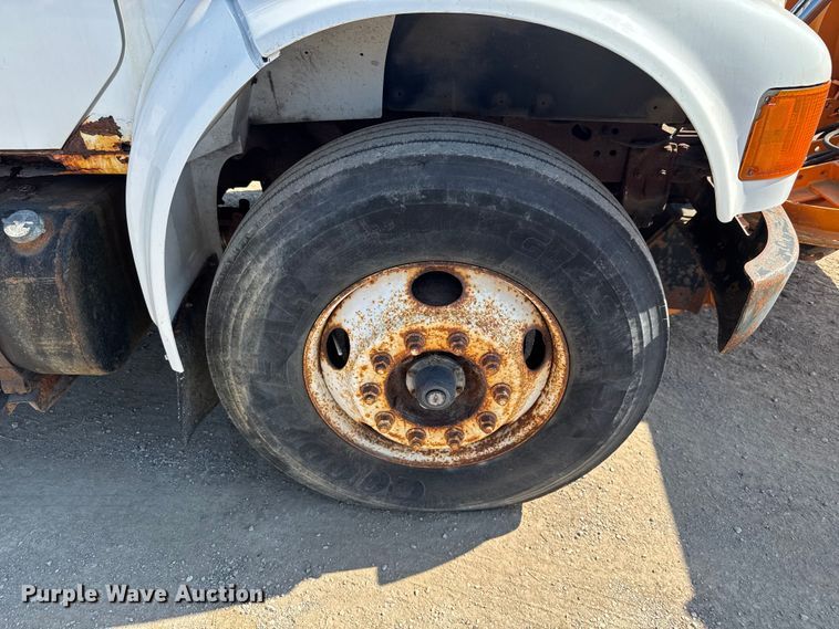 image for item DU3507 2001 International 4900 dump truck