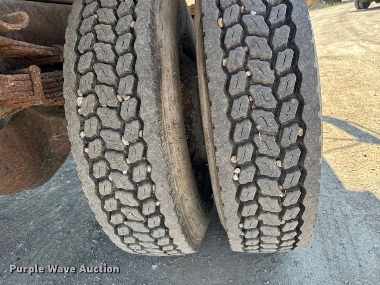 image for item DU3507 2001 International 4900 dump truck