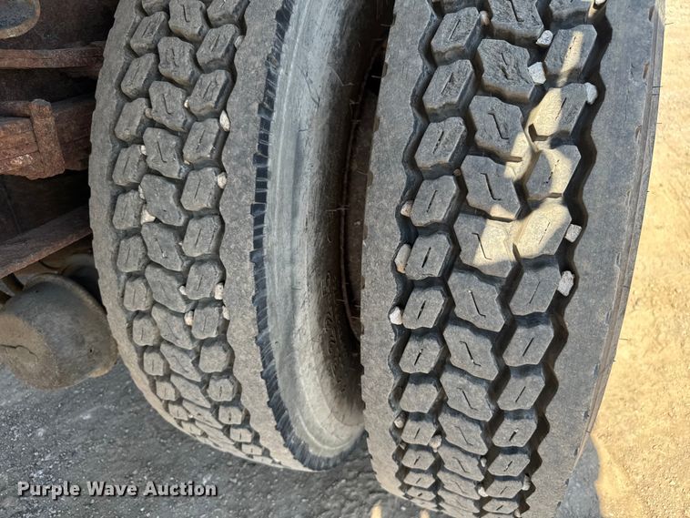 image for item DU3507 2001 International 4900 dump truck