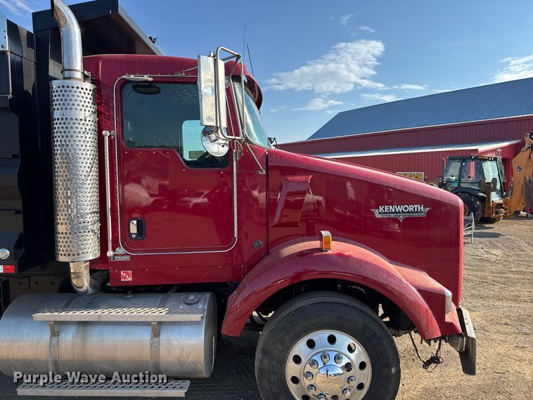 image for item DU3509 2004 Kenworth T800 dump truck