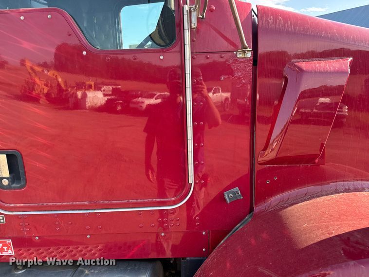 image for item DU3509 2004 Kenworth T800 dump truck