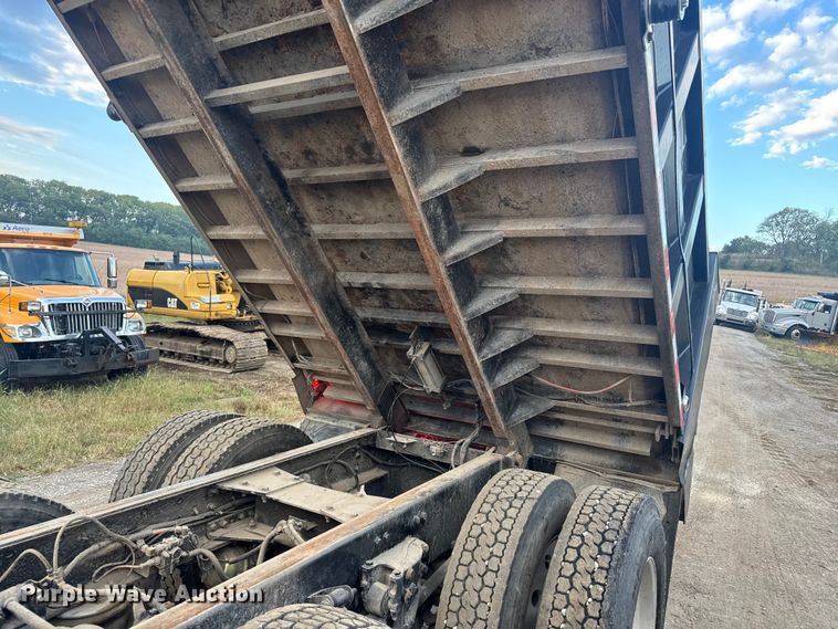 image for item DU3509 2004 Kenworth T800 dump truck