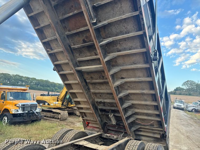 image for item DU3509 2004 Kenworth T800 dump truck