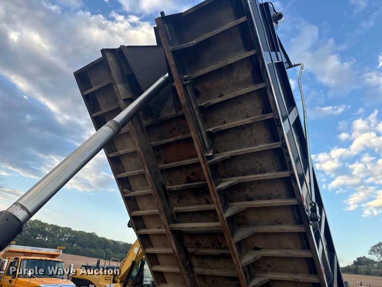 image for item DU3509 2004 Kenworth T800 dump truck