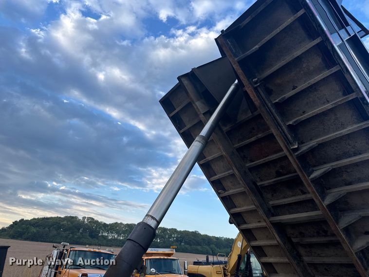 image for item DU3509 2004 Kenworth T800 dump truck