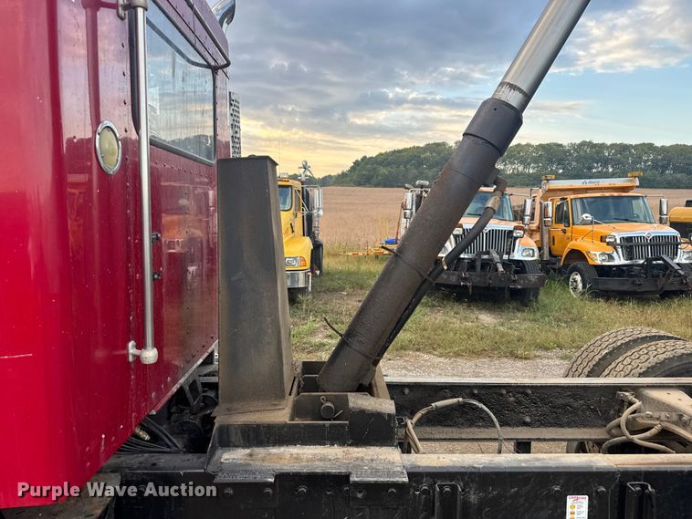 image for item DU3509 2004 Kenworth T800 dump truck