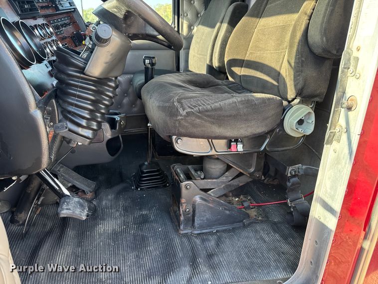 image for item DU3509 2004 Kenworth T800 dump truck