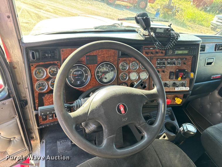 image for item DU3509 2004 Kenworth T800 dump truck