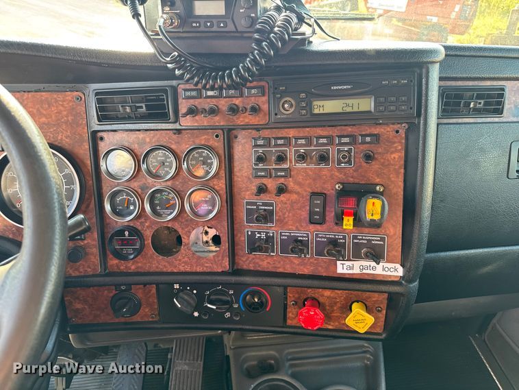 image for item DU3509 2004 Kenworth T800 dump truck