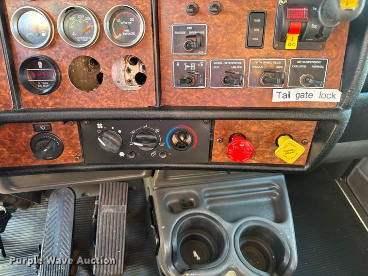 image for item DU3509 2004 Kenworth T800 dump truck