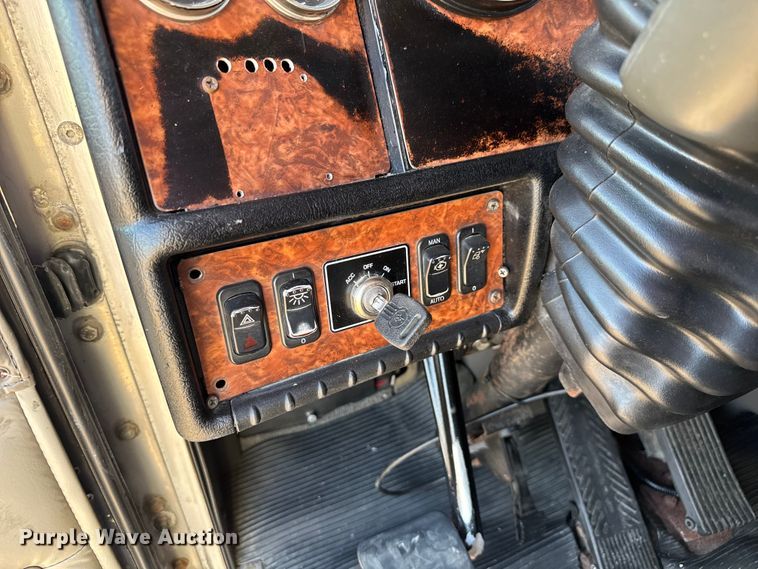 image for item DU3509 2004 Kenworth T800 dump truck