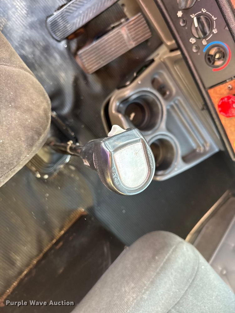 image for item DU3509 2004 Kenworth T800 dump truck