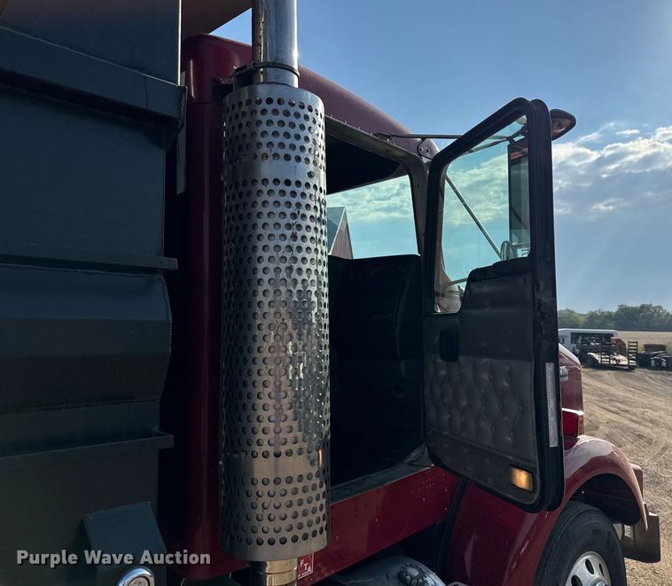 image for item DU3509 2004 Kenworth T800 dump truck