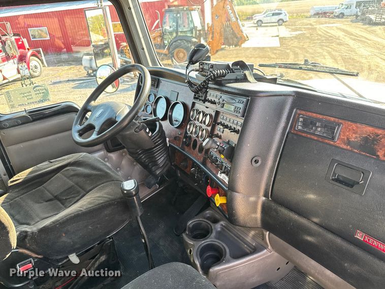 image for item DU3509 2004 Kenworth T800 dump truck