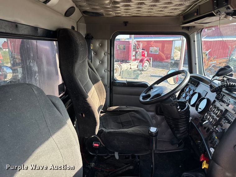 image for item DU3509 2004 Kenworth T800 dump truck