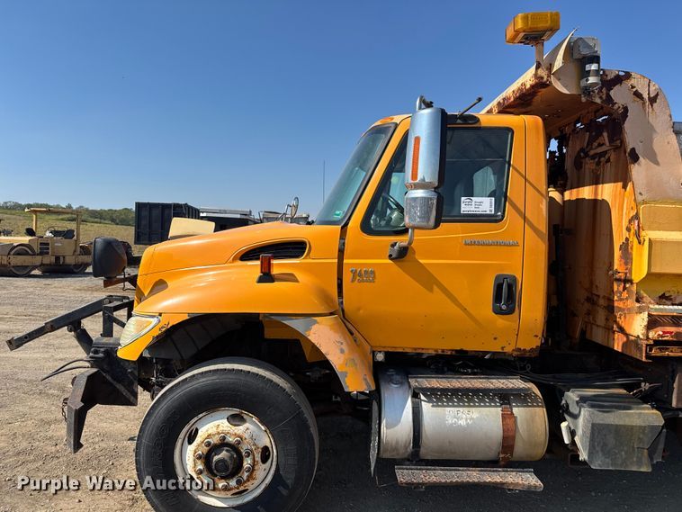 image for item DU3512 2005 International 7400 dump truck
