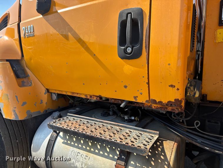 image for item DU3512 2005 International 7400 dump truck