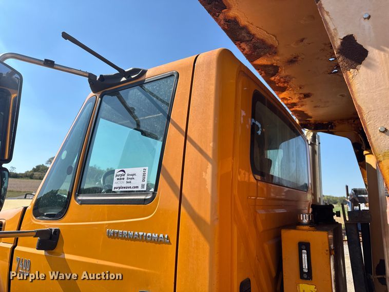 image for item DU3512 2005 International 7400 dump truck