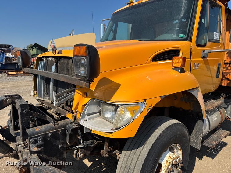 image for item DU3512 2005 International 7400 dump truck