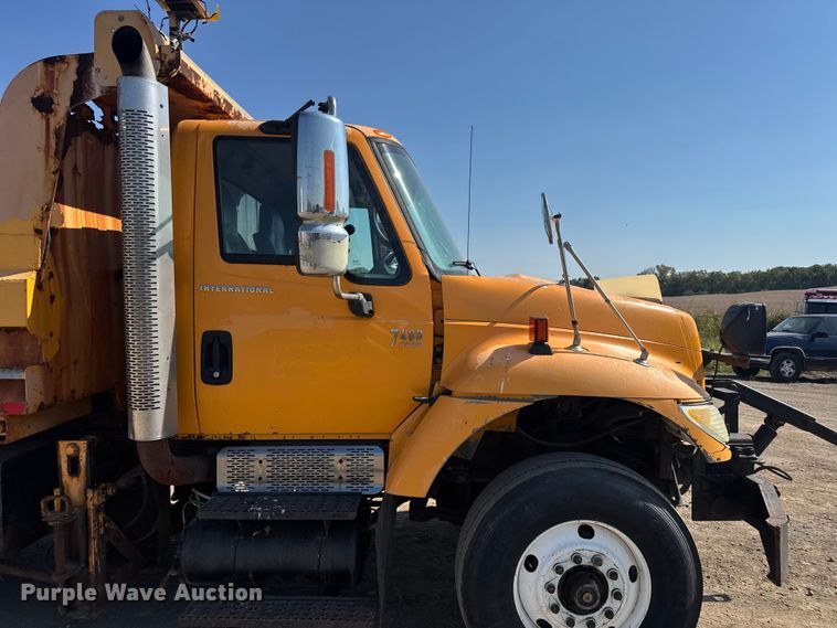 image for item DU3512 2005 International 7400 dump truck