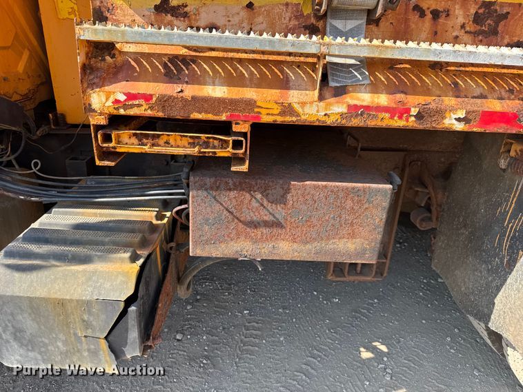 image for item DU3512 2005 International 7400 dump truck