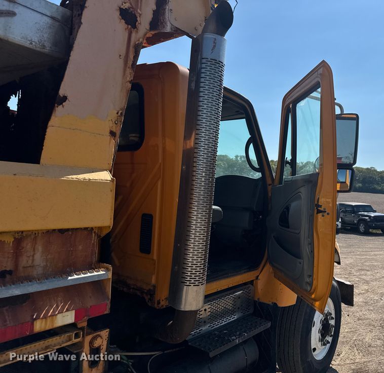 image for item DU3512 2005 International 7400 dump truck