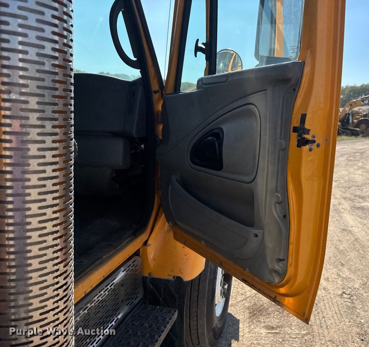 image for item DU3512 2005 International 7400 dump truck