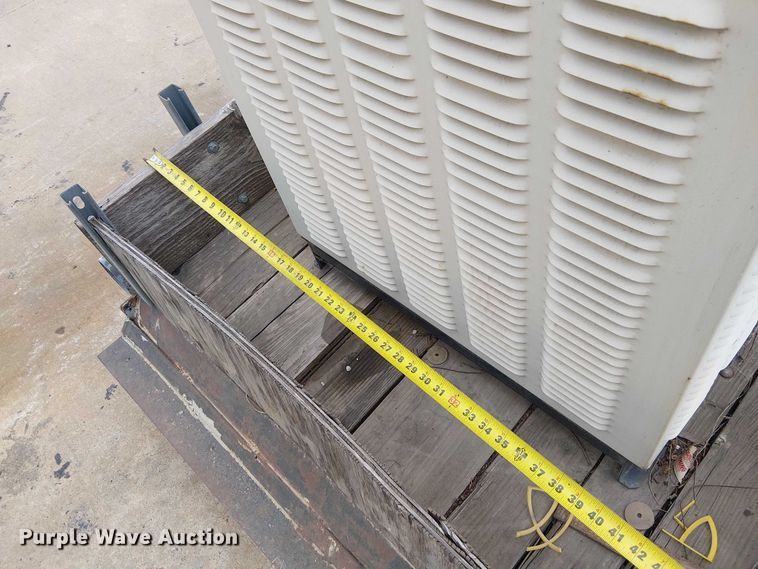 image for item DU3587 2010 Generac QT03016ANSX generator