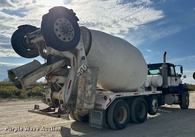 image for item DW4263 2005 International 5600I ready mix truck