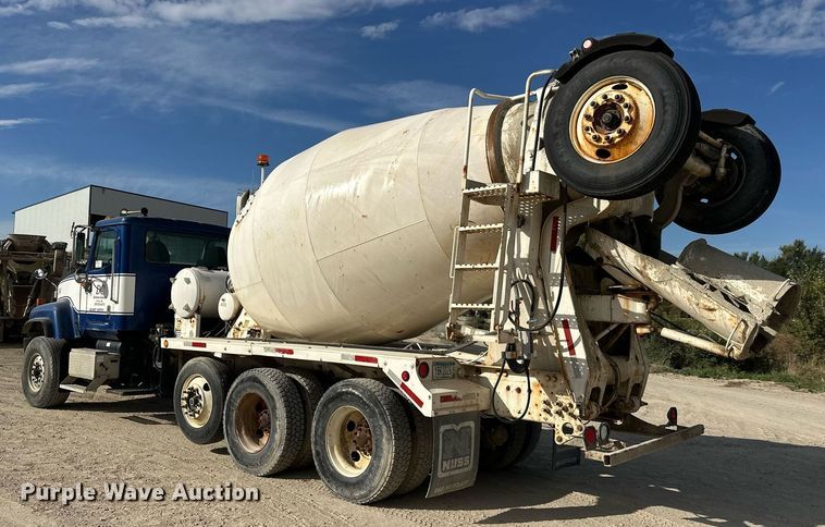 image for item DW4263 2005 International 5600I ready mix truck