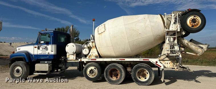 image for item DW4263 2005 International 5600I ready mix truck