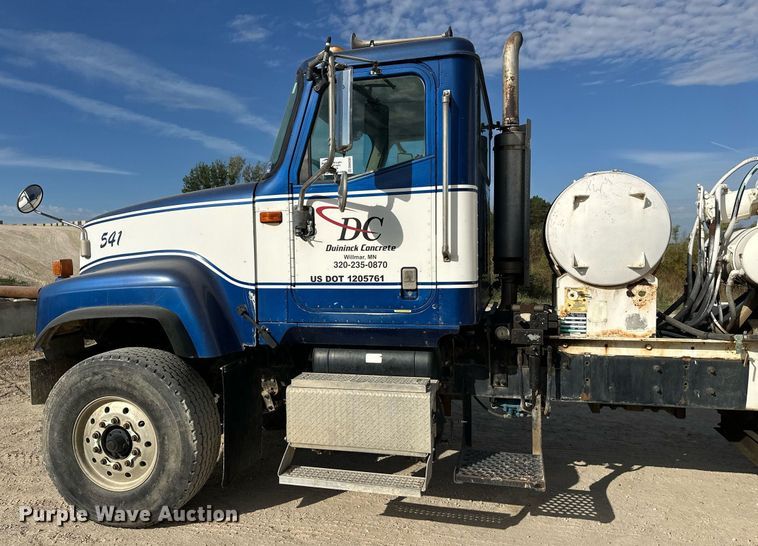 image for item DW4263 2005 International 5600I ready mix truck
