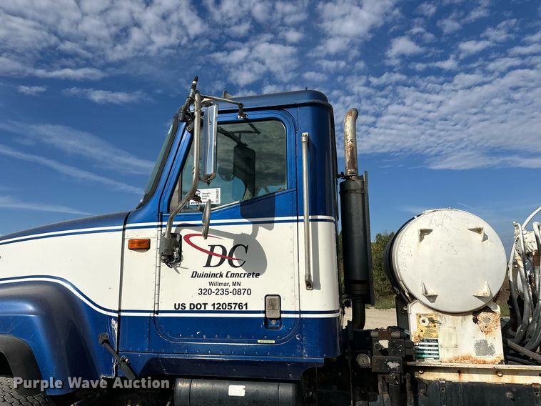 image for item DW4263 2005 International 5600I ready mix truck