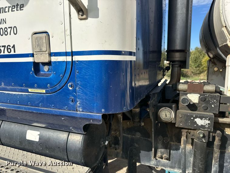 image for item DW4263 2005 International 5600I ready mix truck