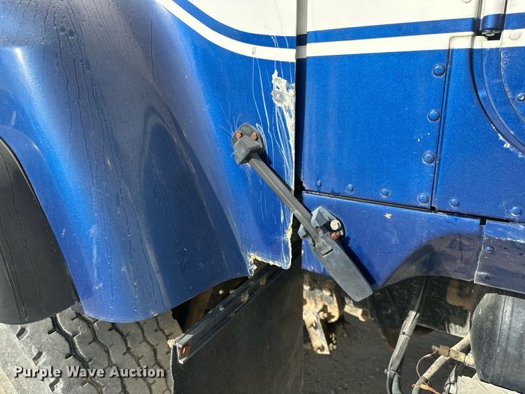 image for item DW4263 2005 International 5600I ready mix truck