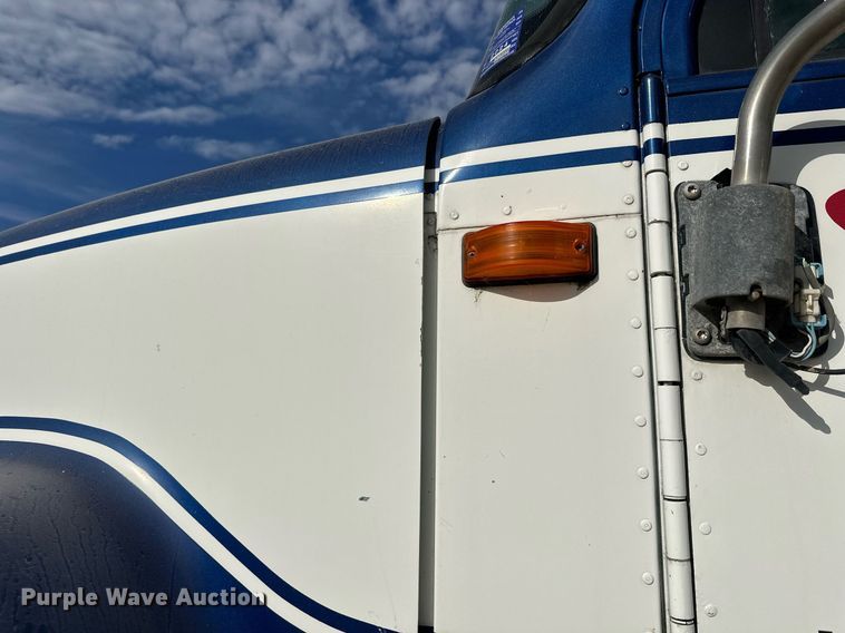 image for item DW4263 2005 International 5600I ready mix truck