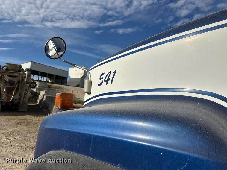 image for item DW4263 2005 International 5600I ready mix truck